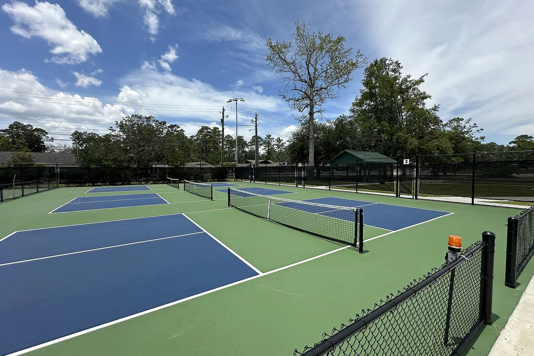 Sân Pickleball có mái che tôn cách nhiệt và đèn LED chiếu sáng buổi tối